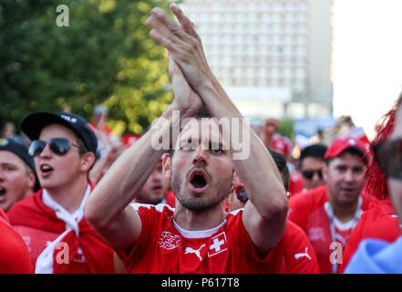 Ein Schweizer Fußball-Fan gesehen zu singen. Hunderte von Schweizer Fußball-Fans gesehen vor dem Spiel in der Innenstadt zwischen der Schweiz vs Costa Rica. Stockfoto