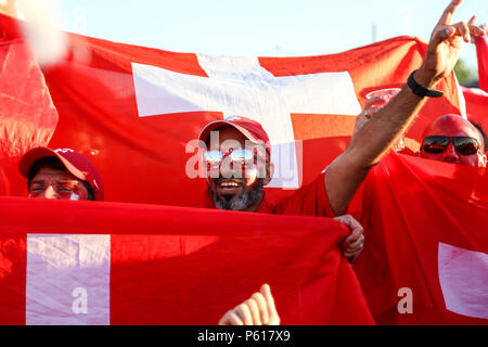 Nischni Nowgorod, Russland. 27 Juni, 2018. Schweizer Fußball-Fans mit ihrer Nationalflagge gesehen. Hunderte von Schweizer Fußball-Fans gesehen vor dem Spiel in der Innenstadt zwischen der Schweiz vs Costa Rica. Credit: Aleksey Fokin/SOPA Images/ZUMA Draht/Alamy leben Nachrichten Stockfoto