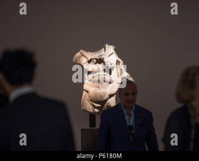 Meisterwerk Art Fair, Royal Hospital Chelsea, London, Großbritannien. 27 Juni, 2018. Vorschau Tag der Meisterwerk London 2018, Eröffnung am 28. Juni - 4. Juli 2018. Dieses große Ereignis der Sommersaison umfasst klassische Skulptur, alte Meister, gallery Qualität Impressionisten bis zur modernen und zeitgenössischen Kunstwerken. Credit: Malcolm Park/Alamy Leben Nachrichten. Stockfoto