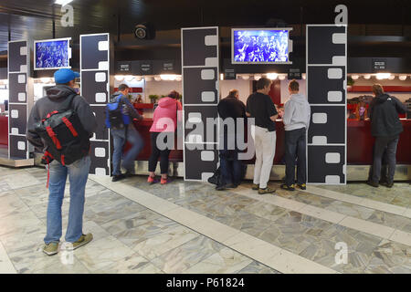 Karlovy Vary, Tschechische Republik. 28 Juni, 2018. Tickets für das 53. Internationale Filmfestival Karlovy Vary wurde auf dem Thermal Hotel am 28. Juni 2018 in Karlsbad, Tschechische Republik. Credit: Goran Kubes/CTK Photo/Alamy leben Nachrichten Stockfoto