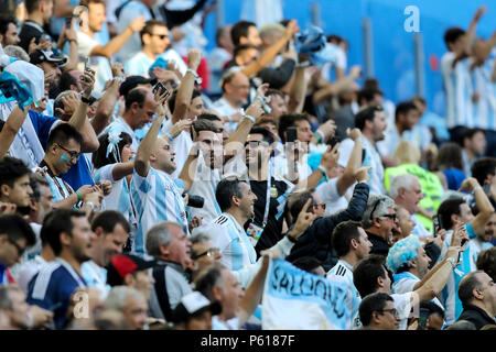 St. Petersburg, Russland. 26 Jun, 2018. Argentinien Fans vor der 2018 FIFA World Cup Gruppe D Match zwischen Nigeria und Argentinien bei Sankt Petersburg Stadion am 26. Juni 2018 in Sankt Petersburg, Russland. (Foto von Daniel Chesterton/phcimages.com) Credit: PHC Images/Alamy leben Nachrichten Stockfoto