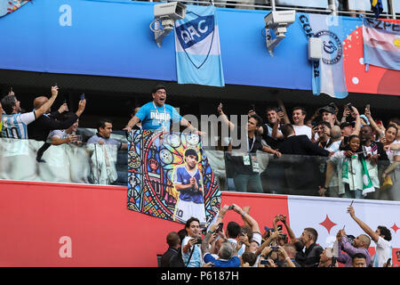 St. Petersburg, Russland. 26 Jun, 2018. Diego Maradona vor der 2018 FIFA World Cup Gruppe D Match zwischen Nigeria und Argentinien bei Sankt Petersburg Stadion am 26. Juni 2018 in Sankt Petersburg, Russland. (Foto von Daniel Chesterton/phcimages.com) Credit: PHC Images/Alamy leben Nachrichten Stockfoto