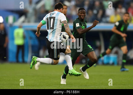 St. Petersburg, Russland. 26 Jun, 2018. Lionel Messi von Argentinien steuert den Ball, bevor er zählt erste Ziel seiner Seite die 1-0 während der 2018 FIFA World Cup Gruppe D Match zwischen Nigeria und Argentinien bei Sankt Petersburg Stadion am 26. Juni 2018 in Sankt Petersburg, Russland. (Foto von Daniel Chesterton/phcimages.com) Credit: PHC Images/Alamy leben Nachrichten Stockfoto