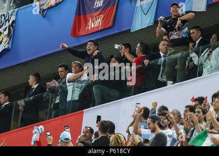 St. Petersburg, Russland. 26 Jun, 2018. Diego Maradona feiert Argentinien das zweite Ziel der Score 2-1 während der 2018 FIFA World Cup Gruppe D Match zwischen Nigeria und Argentinien bei Sankt Petersburg Stadion am 26. Juni 2018 in Sankt Petersburg, Russland. (Foto von Daniel Chesterton/phcimages.com) Credit: PHC Images/Alamy leben Nachrichten Stockfoto