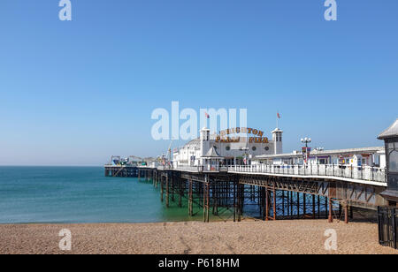 Brighton UK vom 28. Juni 2018 - Brighton Palace Pier weg heute zeigt seine neue Leuchtreklame nach dem ändern ihren Namen von Brighton Pier. Der Pier wurde im Jahre 1890 erbaut und mit dem Namen Brighton Marine Palace Pier wurde aber lokal wie der Palace Pier bekannt, bis 2000, als es noch unter dem Namen "Brighton Pier. Luke Johnson executive Chairman der Brighton Pier Gruppe hat jetzt angekündigt, dass Sie wie Brighton Palace Pier: Simon Dack/Alamy Leben Nachrichten bekannt sein. Stockfoto