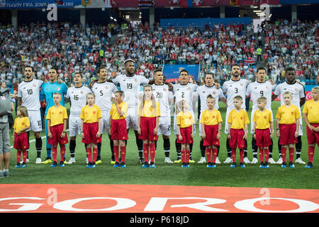 Die costa-ricanische Spieler während der Präsentation, Präsentation, vollständige Figur, Landschaft, Nationalhymne, Schweiz (SUI) - Costa Rica (CRC) 2:2, Vorrunde, Gruppe E, Spiel 43, am 27.06.2018 in Nischni Nowgorod; Fußball WM in Russland 2018 vom 14.06. - 15.07.2018. | Verwendung weltweit Stockfoto