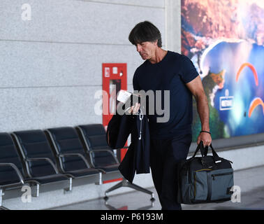 28 Juni 2018, Russland, Moskau, Fußball, FIFA WM 2018 DFB-Team: Head Coach Joachim Loew Köpfe zum Tor. Um 12 Uhr (11 Uhr (MEZ)) das Flugzeug nehmen Sie für Deutschland bei der Moskau Vnukovo International Airport. Die Landung ist um 15 Uhr in Frankfurt am Main geplant. Foto: Ina Faßbender/dpa Stockfoto