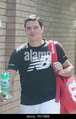 London, Großbritannien. 28. Juni 2018. Ehemalige Wimbledon singles Männer finalist Milos Raonic (können) für Praxis in der All England Club kommt mit drei Tage bis zum Beginn der 2018 Wimbledon Tennis Championships Credit: Amer ghazzal/Alamy leben Nachrichten Stockfoto