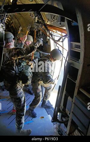 Düren, Deutschland. 20 Juni, 2018. Fallschirm springen Woche von Airborne Brigade 1 im Saarland. Vom Flughafen Saarbrücken Start, in Düren, in der Nähe von Saarlouis. Soldaten der 26. Regiment bereit sind, in den Verkehr Maschine C 160 Transall zu springen. Eine nach der anderen, die fallschirmjäger der Maschine durch zwei Türen hinten verlassen. Springen Sie 400 Meter hoch über dem Boden. Der Fallschirm Linien bleiben hängen auf der Anker Seil, bis die letzte Brücke. Nur dann werden sie erarbeitet werden. | Verwendung der weltweiten Kredit: dpa/Alamy leben Nachrichten Stockfoto