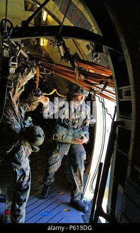 Düren, Deutschland. 20 Juni, 2018. Fallschirm springen Woche von Airborne Brigade 1 im Saarland. Vom Flughafen Saarbrücken Start, in Düren, in der Nähe von Saarlouis. Soldaten der 26. Regiment bereit sind, in den Verkehr Maschine C 160 Transall zu springen. Eine nach der anderen, die fallschirmjäger der Maschine durch zwei Türen hinten verlassen. Springen Sie 400 Meter hoch über dem Boden. Der Fallschirm Linien bleiben hängen auf der Anker Seil, bis die letzte Brücke. Nur dann werden sie erarbeitet werden. | Verwendung der weltweiten Kredit: dpa/Alamy leben Nachrichten Stockfoto