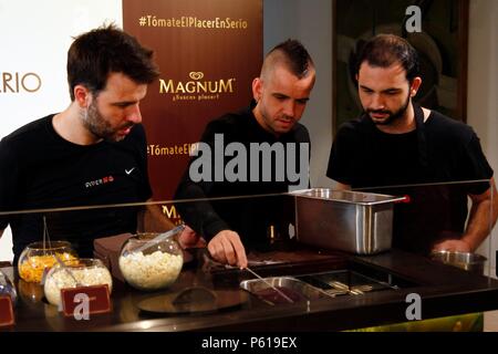 Küchenchef David Muñoz während Eis Tauchen erleben Sie Eis Event der Firma Ice Magnum in Madrid am Donnerstag, den 28. Juni 2018. Stockfoto