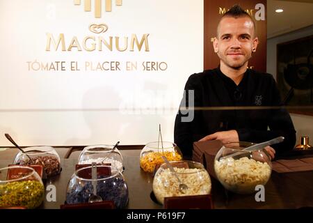 Küchenchef David Muñoz während Eis Tauchen erleben Sie Eis Event der Firma Ice Magnum in Madrid am Donnerstag, den 28. Juni 2018. Stockfoto