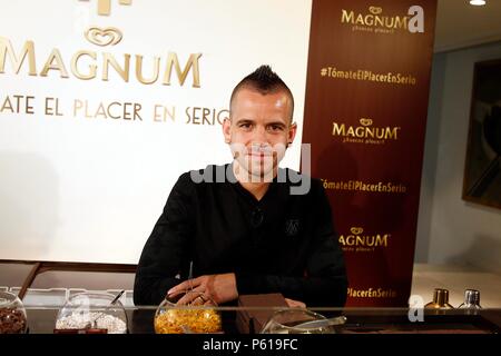 Küchenchef David Muñoz während Eis Tauchen erleben Sie Eis Event der Firma Ice Magnum in Madrid am Donnerstag, den 28. Juni 2018. Stockfoto