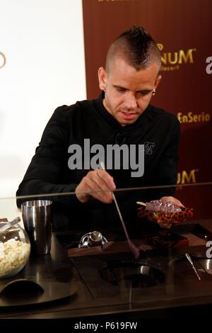 Küchenchef David Muñoz während Eis Tauchen erleben Sie Eis Event der Firma Ice Magnum in Madrid am Donnerstag, den 28. Juni 2018. Stockfoto