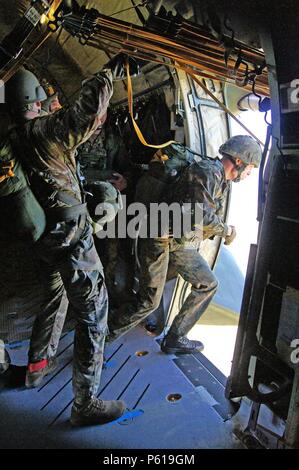 Düren, Deutschland. 20 Juni, 2018. Fallschirm springen Woche von Airborne Brigade 1 im Saarland. Vom Flughafen Saarbrücken Start, in Düren, in der Nähe von Saarlouis. Soldaten der 26. Regiment bereit sind, in den Verkehr Maschine C 160 Transall zu springen. Eine nach der anderen, die fallschirmjäger der Maschine durch zwei Türen hinten verlassen. Springen Sie 400 Meter hoch über dem Boden. Der Fallschirm Linien bleiben hängen auf der Anker Seil, bis die letzte Brücke. Nur dann werden sie erarbeitet werden. | Verwendung der weltweiten Kredit: dpa/Alamy leben Nachrichten Stockfoto