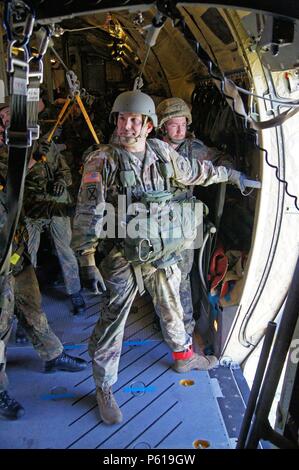 Düren, Deutschland. 20 Juni, 2018. Fallschirm springen Woche von Airborne Brigade 1 im Saarland. Vom Flughafen Saarbrücken Start, in Düren, in der Nähe von Saarlouis. Soldaten der 26. Regiment bereit sind, in den Verkehr Maschine C 160 Transall zu springen. Sie selbst auf den Anker Seil eingehängt und wartete darauf, dass der Sprung von einer US-amerikanischen "jumpmaster', die in der Übung zur Unterstützung der Übung teilgenommen um veröffentlicht zu werden. | Verwendung der weltweiten Kredit: dpa/Alamy leben Nachrichten Stockfoto