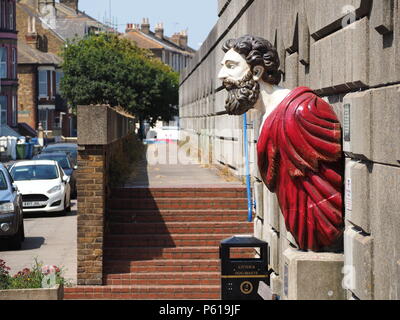 Sheerness, Kent, Großbritannien. 28 Juni, 2018. UK Wetter: ein sonniger und warmer Tag in Sheerness, Kent, als die Hitzewelle weiter. Eine Replik Aushängeschild von HMS Forte in der Mittagssonne. Credit: James Bell/Alamy leben Nachrichten Stockfoto