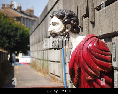 Sheerness, Kent, Großbritannien. 28 Juni, 2018. UK Wetter: ein sonniger und warmer Tag in Sheerness, Kent, als die Hitzewelle weiter. Eine Replik Aushängeschild von HMS Forte in der Mittagssonne. Credit: James Bell/Alamy leben Nachrichten Stockfoto