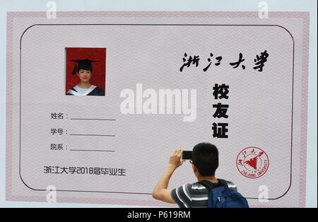 Hangzhou, Zhejiang, China, 28. Juni 2018. Ein Student die Teilnahme an der Abschlussfeier nahm ein Foto vor der Alumni Karte der Zhejiang Universität, Juni 2018 28. Credit: Costfoto/Alamy leben Nachrichten Stockfoto