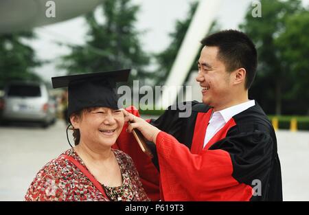 Hangzhou, Zhejiang, China. 28. Juni 2018 ein Student an einer Abschlussfeier trug hat ein Arzt für seine Mutter, Juni 2018 28. Credit: Costfoto/Alamy leben Nachrichten Stockfoto