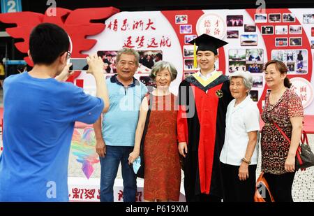 Hangzhou, Zhejiang, China, 28. Juni 2018. Ein Student die Teilnahme an der Zeremonie nahmen eine Gruppe Foto mit seiner Familie, Juni 2018 28. Credit: Costfoto/Alamy leben Nachrichten Stockfoto