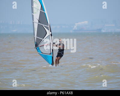 Sheerness, Kent, Großbritannien. 28 Juni, 2018. UK Wetter: ein sonniger und warmer Tag in Sheerness, Kent, als die Hitzewelle weiter. Credit: James Bell/Alamy leben Nachrichten Stockfoto