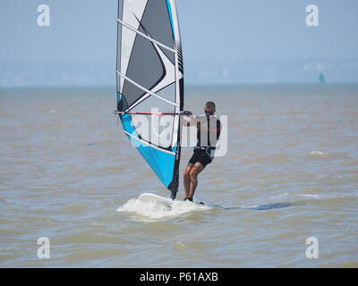 Sheerness, Kent, Großbritannien. 28 Juni, 2018. UK Wetter: ein sonniger und warmer Tag in Sheerness, Kent, als die Hitzewelle weiter. Credit: James Bell/Alamy leben Nachrichten Stockfoto