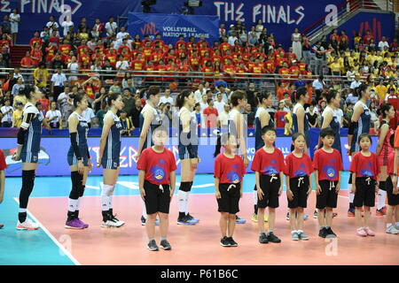 Nanjing, Nanjing, China. 28 Juni, 2018. Nanjing, China-27. Juni 2018: Der chinesische Frauen volleyball Team Niederlagen des Niederländischen Volleyballerinnen 3-1 in der Endrunde von 2018 FIVB Volleyball Frauen Liga der Nationen in Nanjing in der Provinz Jiangsu im Osten Chinas. Credit: SIPA Asien/ZUMA Draht/Alamy leben Nachrichten Stockfoto