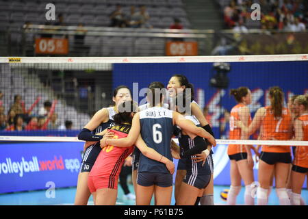 Nanjing, Nanjing, China. 28 Juni, 2018. Nanjing, China-27. Juni 2018: Der chinesische Frauen volleyball Team Niederlagen des Niederländischen Volleyballerinnen 3-1 in der Endrunde von 2018 FIVB Volleyball Frauen Liga der Nationen in Nanjing in der Provinz Jiangsu im Osten Chinas. Credit: SIPA Asien/ZUMA Draht/Alamy leben Nachrichten Stockfoto