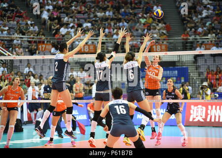 Nanjing, Nanjing, China. 28 Juni, 2018. Nanjing, China-27. Juni 2018: Der chinesische Frauen volleyball Team Niederlagen des Niederländischen Volleyballerinnen 3-1 in der Endrunde von 2018 FIVB Volleyball Frauen Liga der Nationen in Nanjing in der Provinz Jiangsu im Osten Chinas. Credit: SIPA Asien/ZUMA Draht/Alamy leben Nachrichten Stockfoto