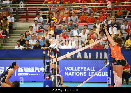 Nanjing, Nanjing, China. 28 Juni, 2018. Nanjing, China-27. Juni 2018: Der chinesische Frauen volleyball Team Niederlagen des Niederländischen Volleyballerinnen 3-1 in der Endrunde von 2018 FIVB Volleyball Frauen Liga der Nationen in Nanjing in der Provinz Jiangsu im Osten Chinas. Credit: SIPA Asien/ZUMA Draht/Alamy leben Nachrichten Stockfoto