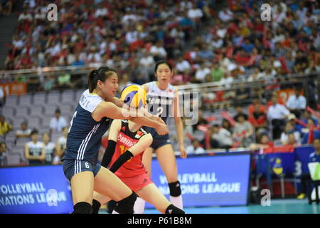 Nanjing, Nanjing, China. 28 Juni, 2018. Nanjing, China-27. Juni 2018: Der chinesische Frauen volleyball Team Niederlagen des Niederländischen Volleyballerinnen 3-1 in der Endrunde von 2018 FIVB Volleyball Frauen Liga der Nationen in Nanjing in der Provinz Jiangsu im Osten Chinas. Credit: SIPA Asien/ZUMA Draht/Alamy leben Nachrichten Stockfoto