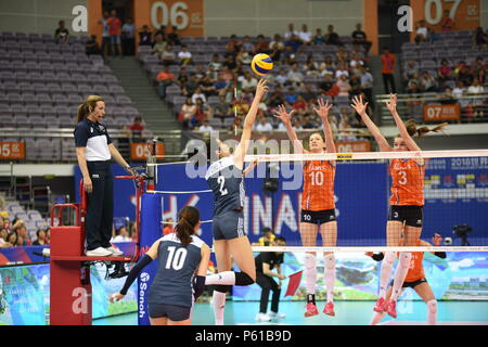 Nanjing, Nanjing, China. 28 Juni, 2018. Nanjing, China-27. Juni 2018: Der chinesische Frauen volleyball Team Niederlagen des Niederländischen Volleyballerinnen 3-1 in der Endrunde von 2018 FIVB Volleyball Frauen Liga der Nationen in Nanjing in der Provinz Jiangsu im Osten Chinas. Credit: SIPA Asien/ZUMA Draht/Alamy leben Nachrichten Stockfoto