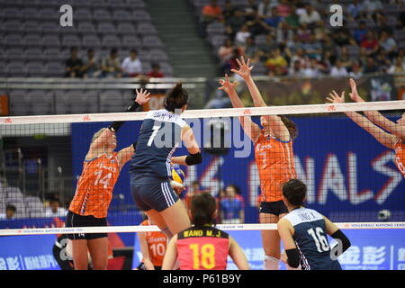 Nanjing, Nanjing, China. 28 Juni, 2018. Nanjing, China-27. Juni 2018: Der chinesische Frauen volleyball Team Niederlagen des Niederländischen Volleyballerinnen 3-1 in der Endrunde von 2018 FIVB Volleyball Frauen Liga der Nationen in Nanjing in der Provinz Jiangsu im Osten Chinas. Credit: SIPA Asien/ZUMA Draht/Alamy leben Nachrichten Stockfoto