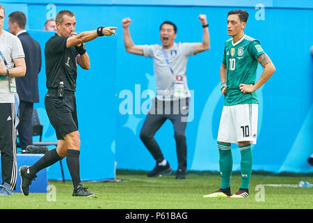 Kasan, Russland. 27 Jun, 2018. Deutschland - Südkorea, Fußball, Kazan, Juni 27, 2018 Schiedsrichter Markus Geiger, USA Entscheidung für 0-1 Ziel nach Video Assist, Mesut OEZIL, DFB 10 traurig Deutschland - REPUBLIK KOREA 0-2 FIFA WM 2018 Russland, Gruppe F, Saison 2018/2019, 27. Juni 2018 Stadion K a z a n - A r e n a in Kasan, Russland. © Peter Schatz/Alamy leben Nachrichten Stockfoto