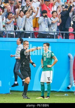 Kasan, Russland. 27 Jun, 2018. Deutschland - Südkorea, Fußball, Kazan, Juni 27, 2018 Schiedsrichter Markus Geiger, USA Entscheidung für 0-1 Ziel nach Video Assist, Mesut OEZIL, DFB 10 traurig Deutschland - REPUBLIK KOREA 0-2 FIFA WM 2018 Russland, Gruppe F, Saison 2018/2019, 27. Juni 2018 Stadion K a z a n - A r e n a in Kasan, Russland. © Peter Schatz/Alamy leben Nachrichten Stockfoto