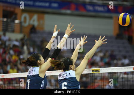 Nanjing, Nanjing, China. 28 Juni, 2018. Nanjing, China-27. Juni 2018: Der chinesische Frauen volleyball Team Niederlagen des Niederländischen Volleyballerinnen 3-1 in der Endrunde von 2018 FIVB Volleyball Frauen Liga der Nationen in Nanjing in der Provinz Jiangsu im Osten Chinas. Credit: SIPA Asien/ZUMA Draht/Alamy leben Nachrichten Stockfoto