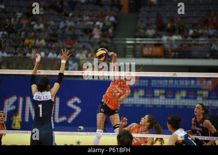 Nanjing, Nanjing, China. 28 Juni, 2018. Nanjing, China-27. Juni 2018: Der chinesische Frauen volleyball Team Niederlagen des Niederländischen Volleyballerinnen 3-1 in der Endrunde von 2018 FIVB Volleyball Frauen Liga der Nationen in Nanjing in der Provinz Jiangsu im Osten Chinas. Credit: SIPA Asien/ZUMA Draht/Alamy leben Nachrichten Stockfoto