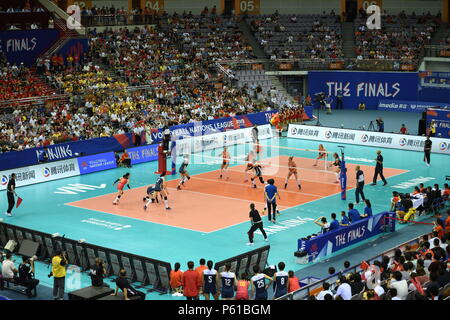 Nanjing, Nanjing, China. 28 Juni, 2018. Nanjing, China-27. Juni 2018: Der chinesische Frauen volleyball Team Niederlagen des Niederländischen Volleyballerinnen 3-1 in der Endrunde von 2018 FIVB Volleyball Frauen Liga der Nationen in Nanjing in der Provinz Jiangsu im Osten Chinas. Credit: SIPA Asien/ZUMA Draht/Alamy leben Nachrichten Stockfoto