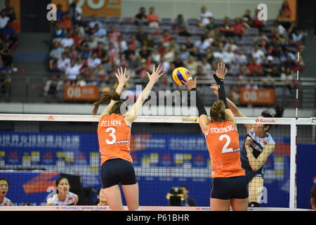 Nanjing, Nanjing, China. 28 Juni, 2018. Nanjing, China-27. Juni 2018: Der chinesische Frauen volleyball Team Niederlagen des Niederländischen Volleyballerinnen 3-1 in der Endrunde von 2018 FIVB Volleyball Frauen Liga der Nationen in Nanjing in der Provinz Jiangsu im Osten Chinas. Credit: SIPA Asien/ZUMA Draht/Alamy leben Nachrichten Stockfoto