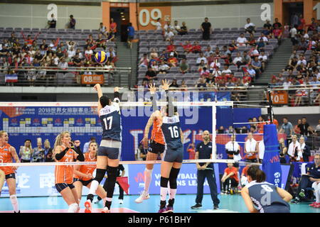 Nanjing, Nanjing, China. 28 Juni, 2018. Nanjing, China-27. Juni 2018: Der chinesische Frauen volleyball Team Niederlagen des Niederländischen Volleyballerinnen 3-1 in der Endrunde von 2018 FIVB Volleyball Frauen Liga der Nationen in Nanjing in der Provinz Jiangsu im Osten Chinas. Credit: SIPA Asien/ZUMA Draht/Alamy leben Nachrichten Stockfoto