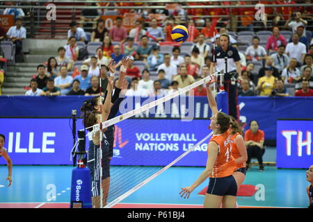 Nanjing, Nanjing, China. 28 Juni, 2018. Nanjing, China-27. Juni 2018: Der chinesische Frauen volleyball Team Niederlagen des Niederländischen Volleyballerinnen 3-1 in der Endrunde von 2018 FIVB Volleyball Frauen Liga der Nationen in Nanjing in der Provinz Jiangsu im Osten Chinas. Credit: SIPA Asien/ZUMA Draht/Alamy leben Nachrichten Stockfoto