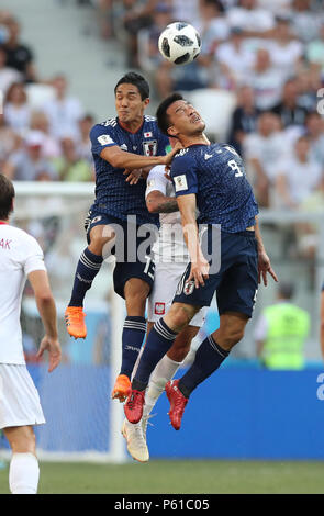 Wolgograd, Russland. 28 Juni, 2018. Shinji Okazaki (R) von Japan konkurriert für eine Kopfzeile während der FIFA WM 2018 Gruppe H Übereinstimmung zwischen Japan und Polen in Wolgograd, Russland, 28. Juni 2018. Credit: Wu Zhuang/Xinhua/Alamy leben Nachrichten Stockfoto