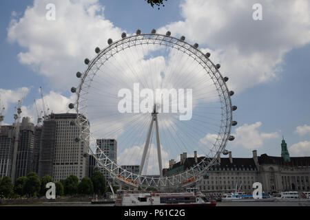 London, UK, 28. Juni 2018, Besucher und Touristen den Sonnenschein in Zentrum von London genießen, das Wetter ist heiß und sonnig für den Rest der Woche und am Wochenende bleiben. Credit Keith Larby/Alamy leben Nachrichten Stockfoto