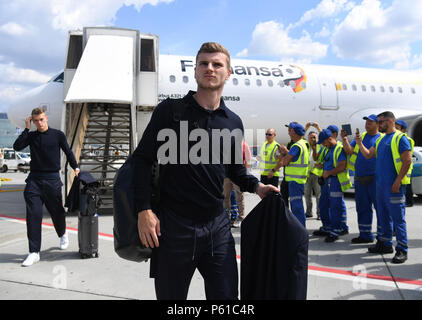 Frankfurt am Main, Deutschland. 28 Juni, 2018. Deutschlands Timo Werner wandern aus dem Flugzeug nach Deutschland Fußball-Team am Frankfurter Flughafen ankommt. Credit: Ina Faßbender/dpa/Alamy leben Nachrichten Stockfoto