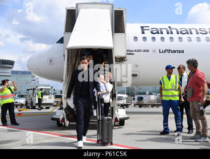 Frankfurt am Main, Deutschland. 28 Juni, 2018. Deutschlands Sebastian Rudy zu Fuß vom Flugzeug nach Deutschland Fußball-Team am Frankfurter Flughafen ankommt. Credit: Ina Faßbender/dpa/Alamy leben Nachrichten Stockfoto