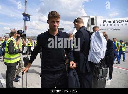 Frankfurt am Main, Deutschland. 28 Juni, 2018. Deutschlands Thomas Mueller zu Fuß vom Flugzeug nach Deutschland Fußball-Team am Frankfurter Flughafen ankommt. Credit: Ina Faßbender/dpa/Alamy leben Nachrichten Stockfoto