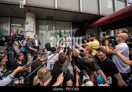 Frankfurt am Main, Deutschland. 28 Juni, 2018. Joachim Loew (C), Deutschland Trainer, gibt eine Erklärung im VIP-Bereich des Flughafens. Credit: Andreas Arnold/dpa/Alamy leben Nachrichten Stockfoto