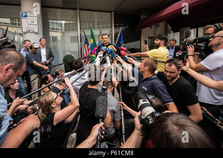 Frankfurt am Main, Deutschland. 28 Juni, 2018. Manuel Neuer (C), Deutschland goalie, gibt eine Presseerklärung im VIP-Bereich des Flughafens. Credit: Andreas Arnold/dpa/Alamy leben Nachrichten Stockfoto