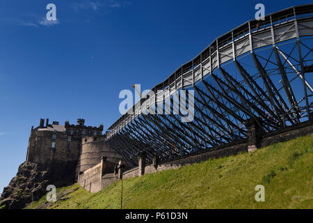 Bau der Stände auf dem Vorplatz des Edinburgh Castle für den jährlichen Royal Edinburgh Military Tattoo in Edinburgh Festival 2018 Stockfoto